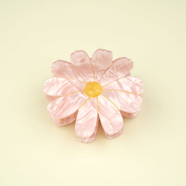 Pinza para el pelo forma flor rosa cosmos Coucou Suzette sobre fondo crema