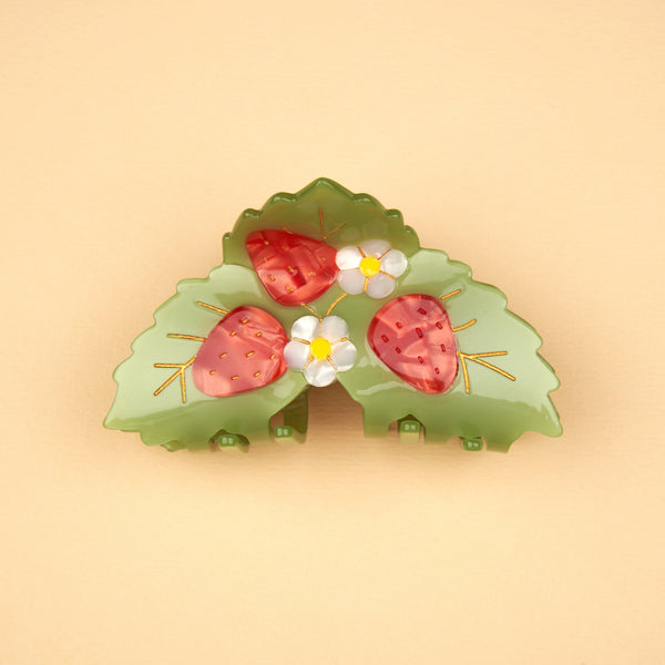 Pinza de pelo Coucou Suzette con diseño de fresas y flores blancas sobre fondo beige