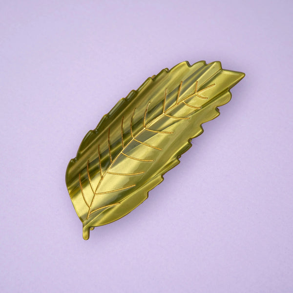 Tamaño real pinza hoja de castaño Coucou Suzette en la mano