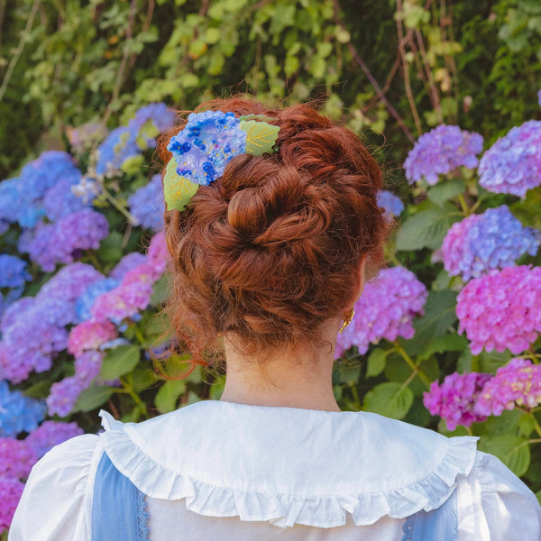 Mujer con moño trenzado adornado con pinza hortensia