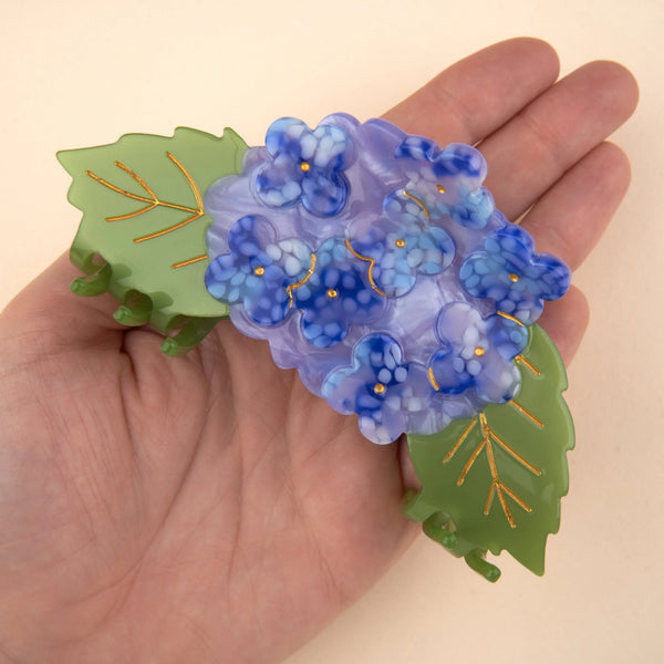 Pinza hortensia Coucou Suzette en mano para mostrar tamaño