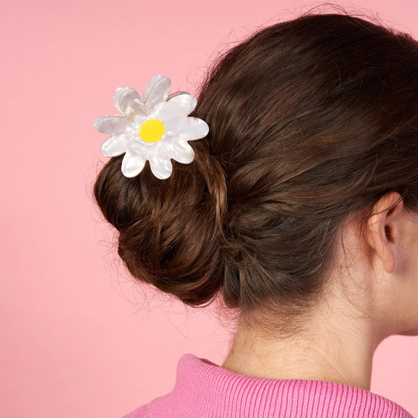 Pinza de pelo con forma de flor blanca y centro amarillo