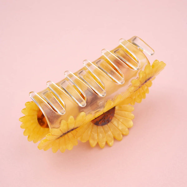 Pinza de pelo decorativa con girasoles en uso