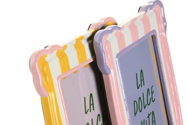 Detalle de marcos de fotos de cerámica de colores pastel con diseño ondulado.