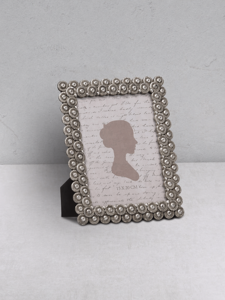 Marco portafotos tono champagne con relieve ornamental