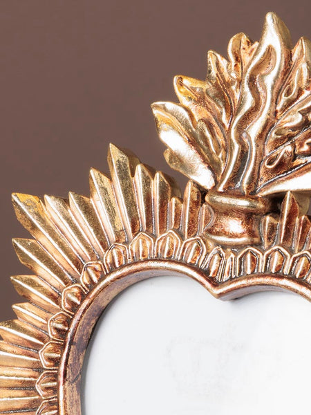 Marco decorativo vintage dorado corazón
