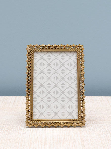 Marco de fotos dorado decorativo en mesa clara