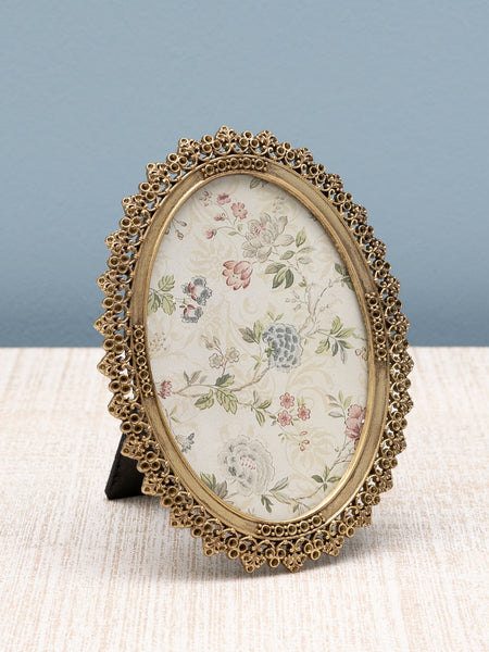 Portafotos decorativo floral dorado con soporte trasero – Accesorio vintage para fotos 9x13 cm.