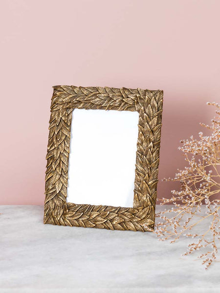 Marco decorativo dorado estilo clásico con textura de hojas