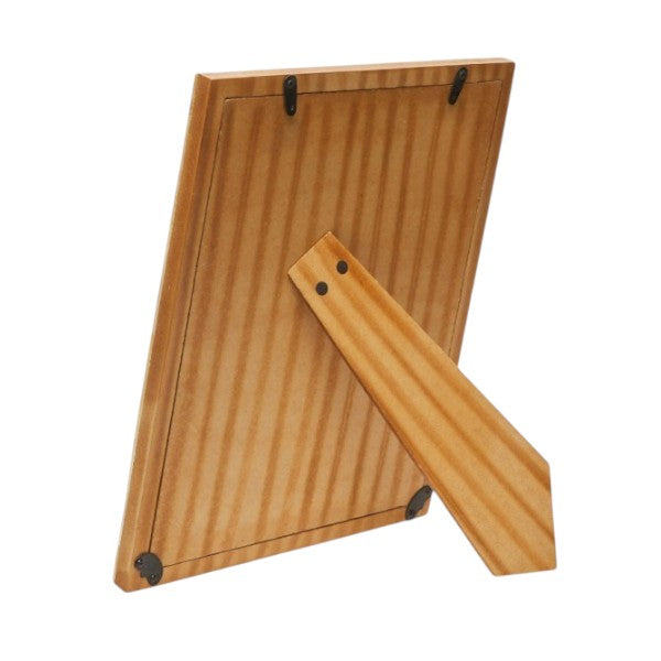 Parte trasera del marco portafotos de madera natural con soporte