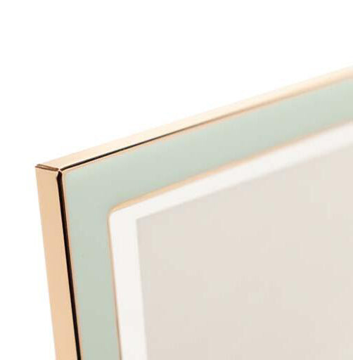 Detalle del acabado verde agua y dorado de portafotos decorativo de diseño.