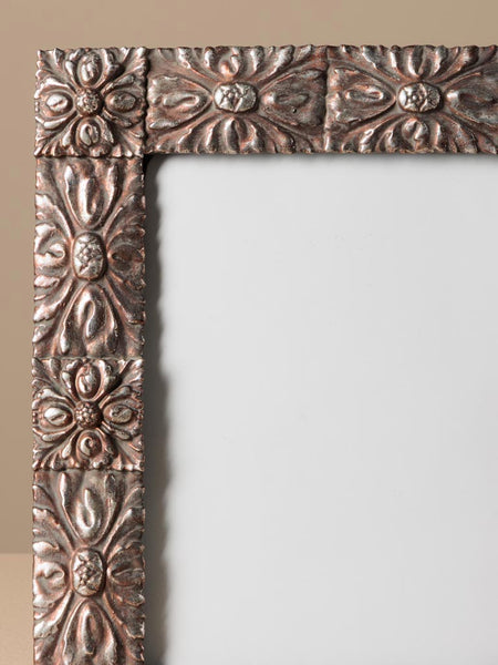 Detalle de marco  ornamental en relieve