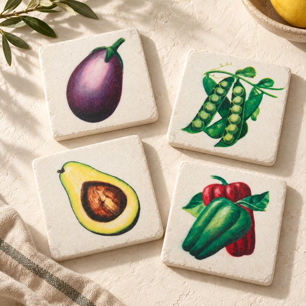 Cuatro posavasos de resina con ilustraciones vintage de berenjena, guisantes, aguacate y pimientos.