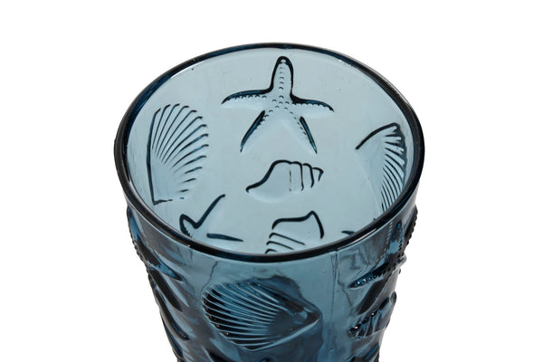 Detalle del interior de copa de cristal azul con decoración marina en relieve.