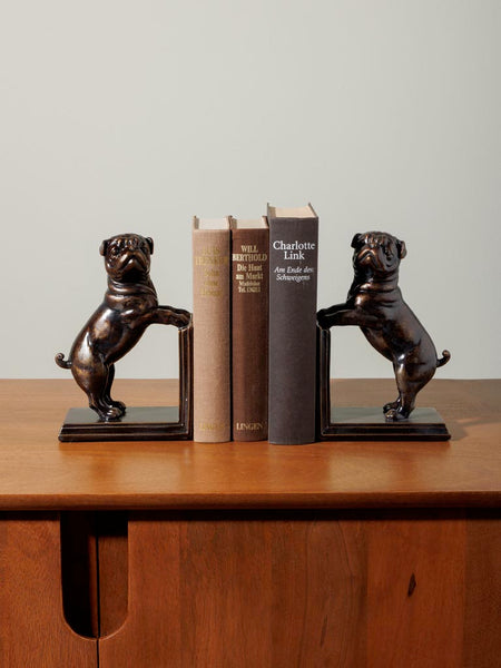Detalle de sujeta libros decorativo con forma de carlino