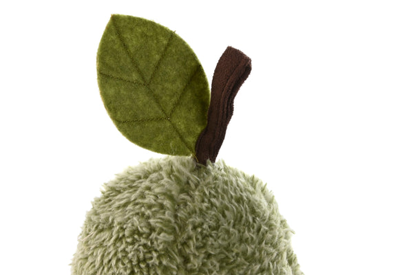 Detalle hoja y tallo del sujetapuertas en forma de pera de tela verde – Brocantia regalos originales