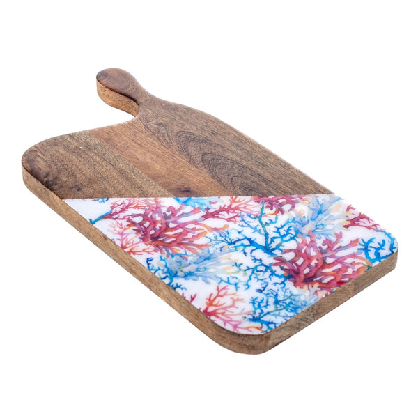 Tabla de cortar Corales de madera de mango esmaltada, con mango y estampado de corales multicolor en tonos azules, rosas y rojos sobre fondo blanco.