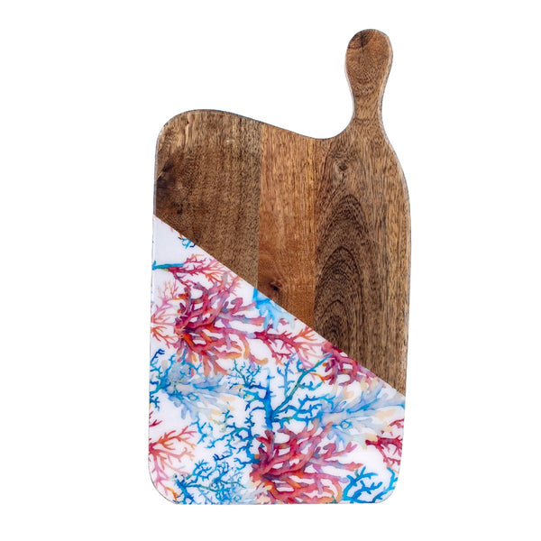 Vista superior de la tabla de cortar Corales de madera de mango, con vetas naturales y acabado esmaltado con estampado marino multicolor.