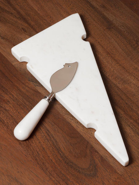 Tabla en forma de queso con cuchillo estilo pez sobre mesa de madera